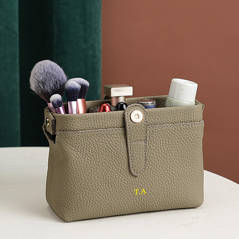 각인된 글자가 새겨진 소가죽 고급 화장품 가방 대용량  - Luxury Skincare Accessories 리뷰 및 가격