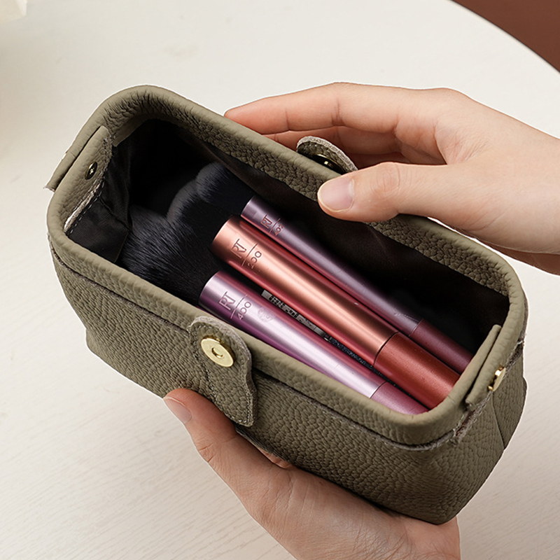 각인된 글자가 새겨진 소가죽 고급 화장품 가방 대용량  - Luxury Skincare Accessories 리뷰 및 가격